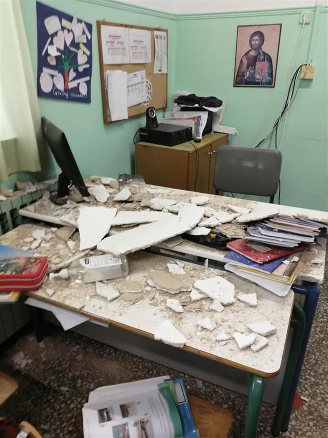 Δασκάλα - σχολείο - αποκολλήθηκε κομμάτι της οροφής - Βόλος