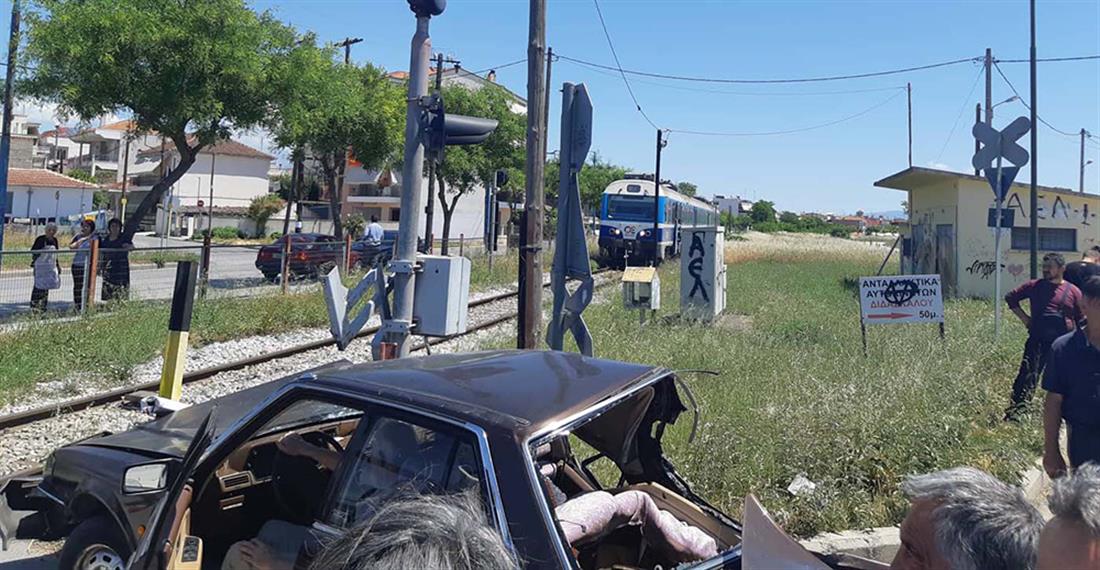 Τρένο - αυτοκίνητο - τροχαίο ατύχημα - Λάρισσα