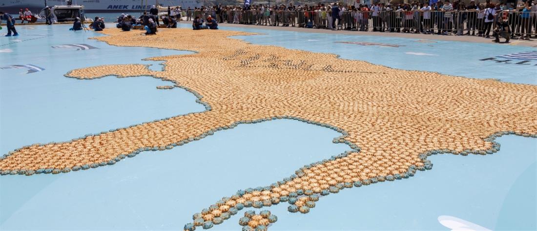 Ηράκλειο: Ο “χάρτης” της Κρήτης με... 37000 καλιτσούνια στο ρεκόρ Γκίνες (εικόνες)