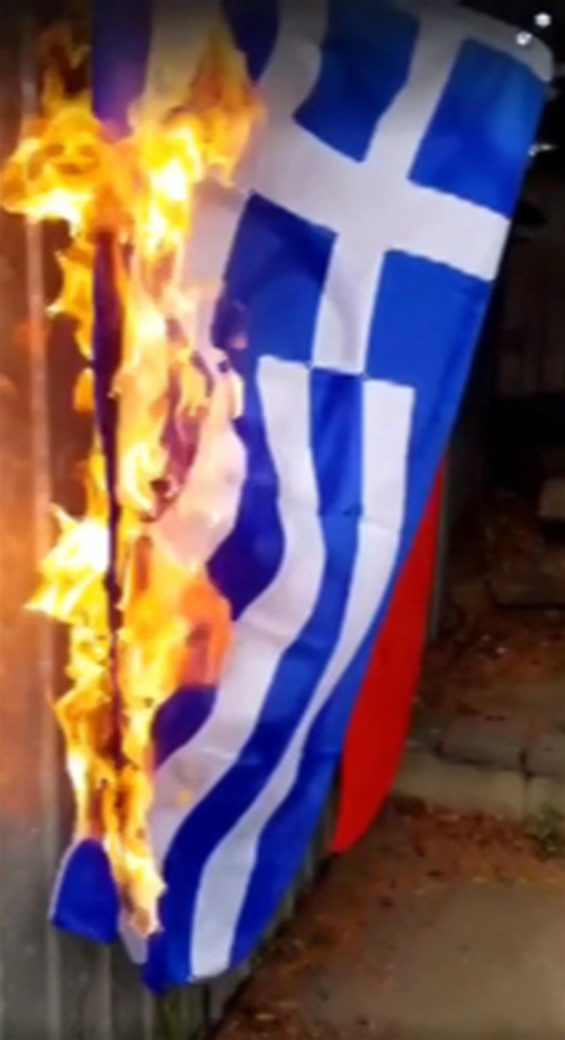 Τούρκοι - φωτιά - ελληνική σημαία