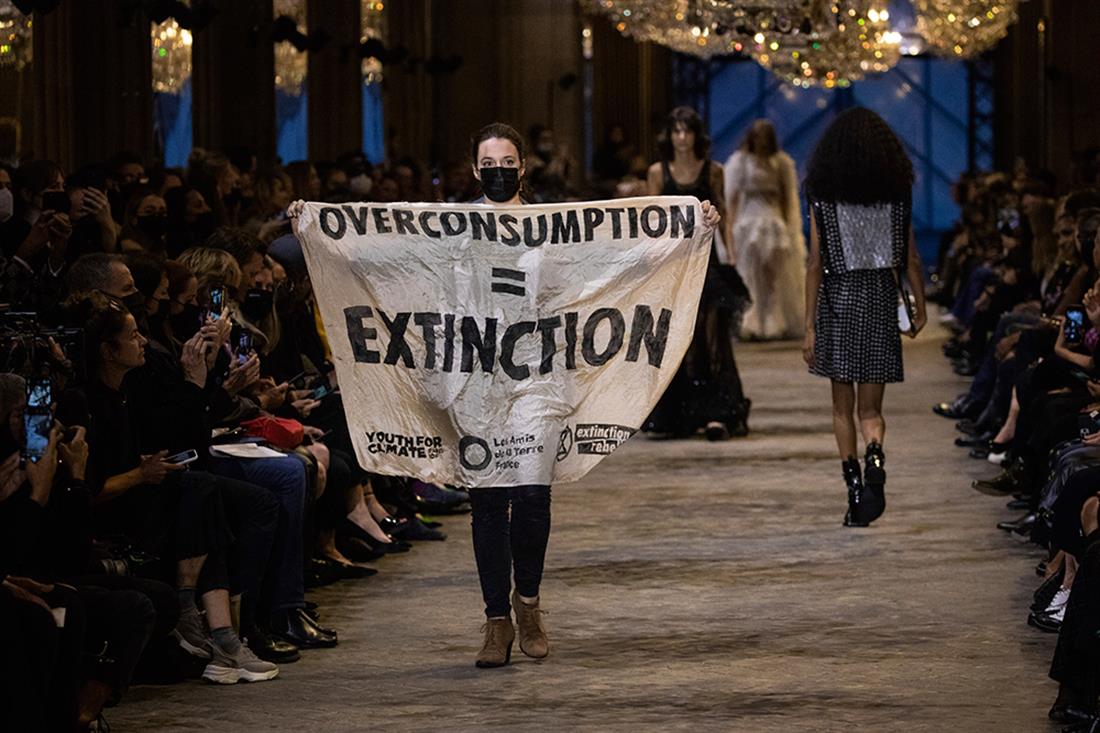 AP - Louis Vuitton - διαμαρτυρία - επίδειξη μόδας
