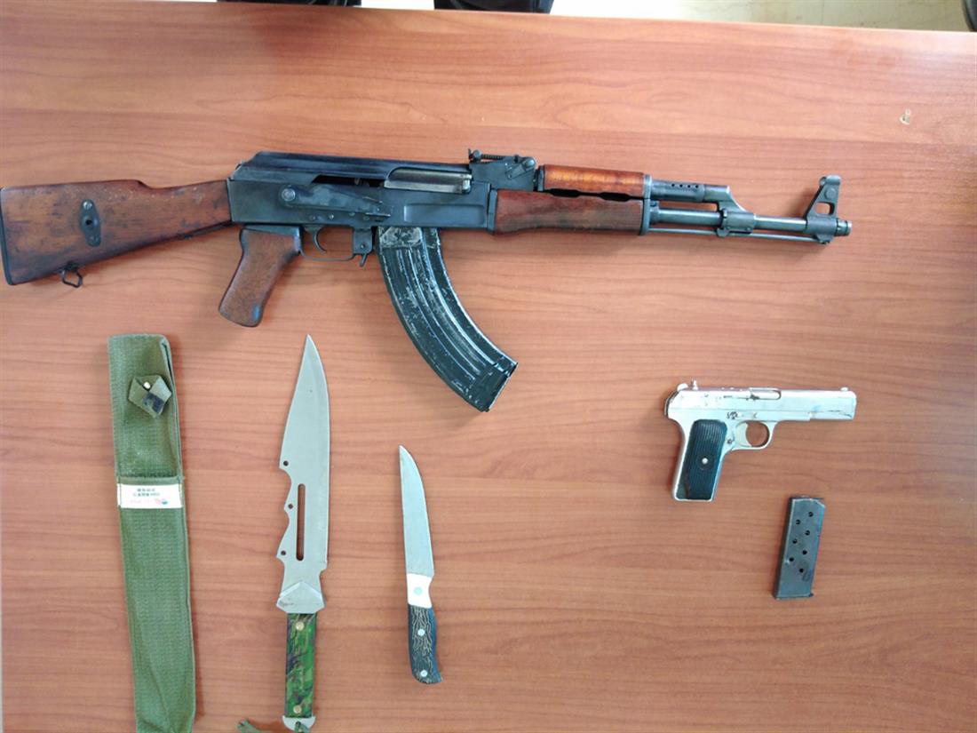 Kalashnikov - πιστόλι - μαχαίρια - Δήμος Μαλεβιζίου