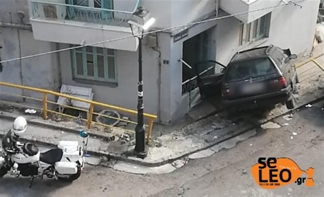 Θεσσαλονίκη - τροχαίο - αυτοκινητο έπεσε σε σπιτι