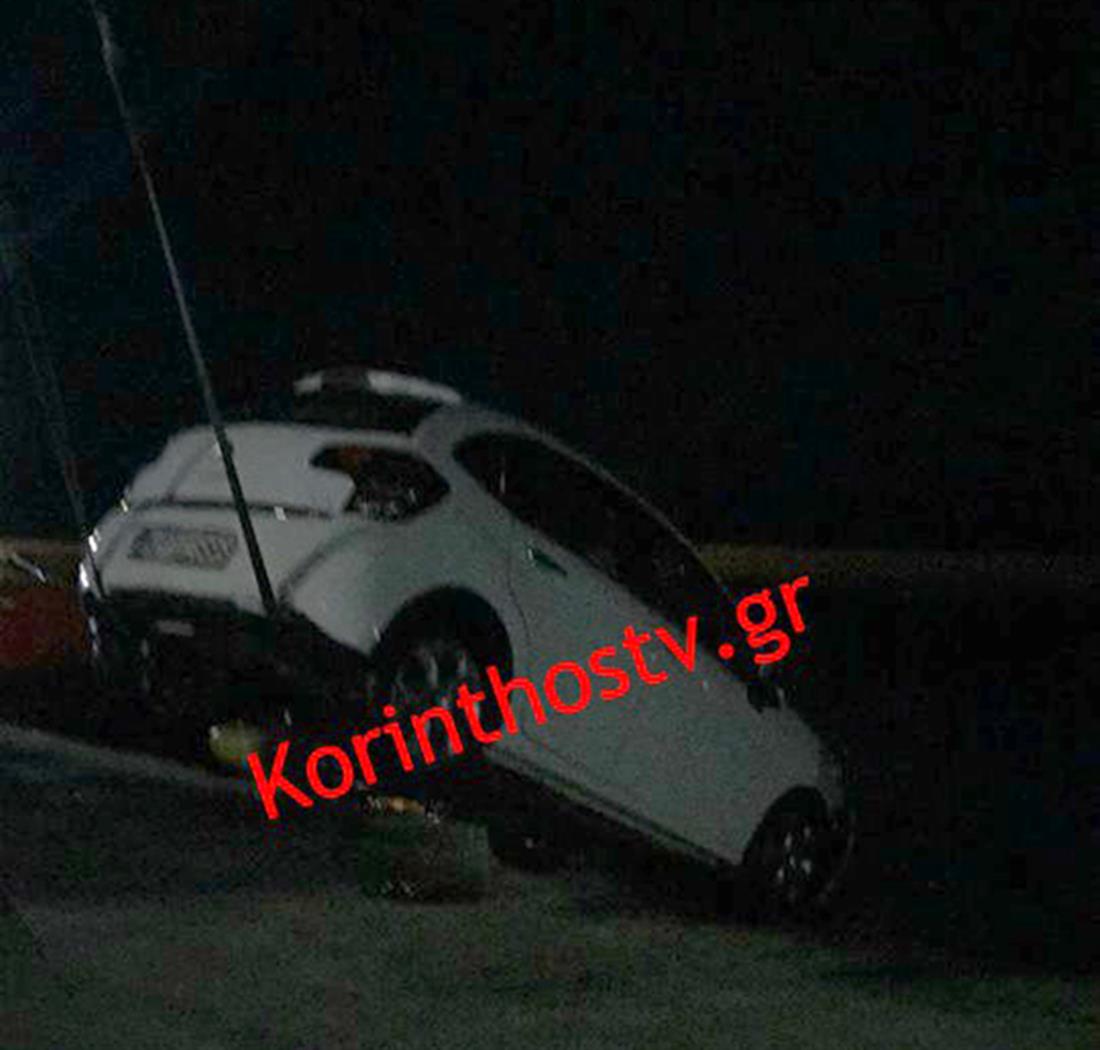 Αυτοκίνητο έπεσε στη θάλασσα - λιμάνι Κιάτου