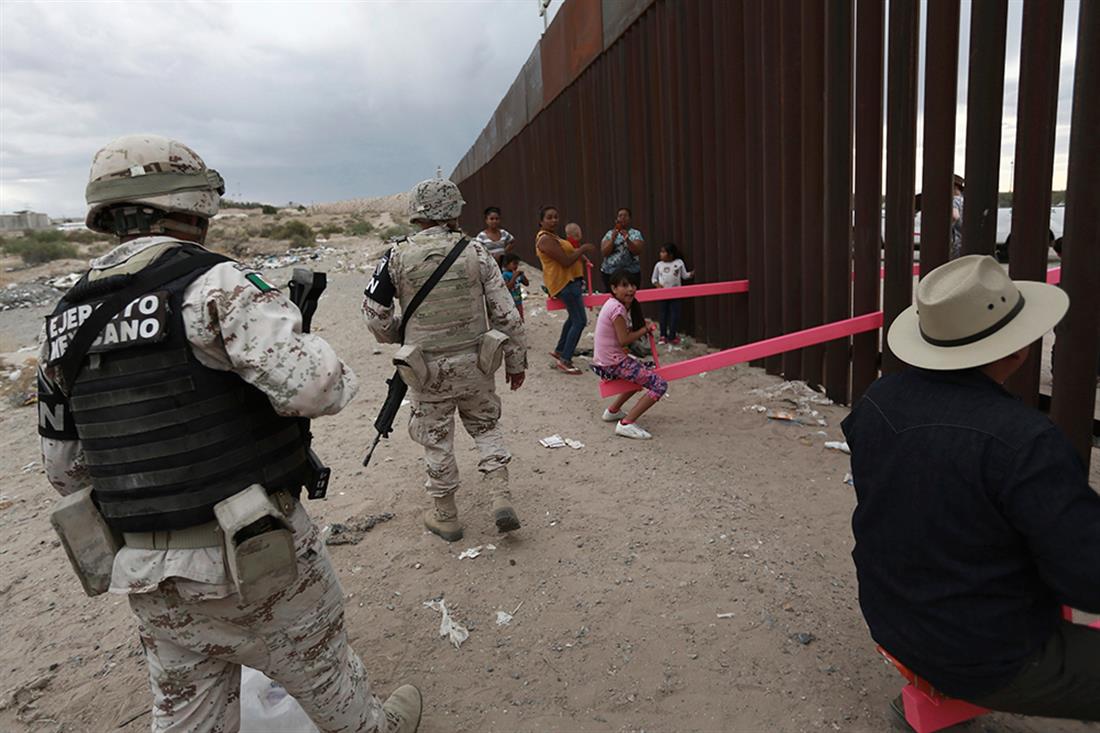 ροζ τραμπάλες - τείχος - σύνορα - Μεξικό