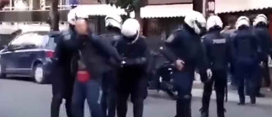 Πολυτεχνείο: Καταγγελία για αστυνομική βία σε βάρος πατέρα και γιου στα Σεπόλια (βίντεο)