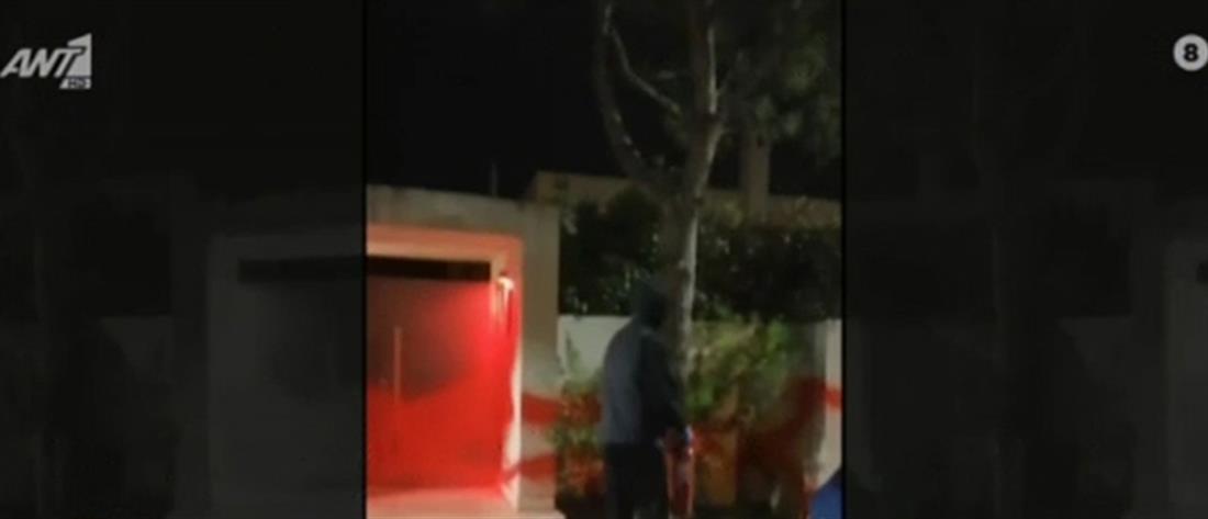 Γεραπετρίτης: Επίθεση Ρουβίκωνα με μπογιές στο σπίτι του (βίντεο)