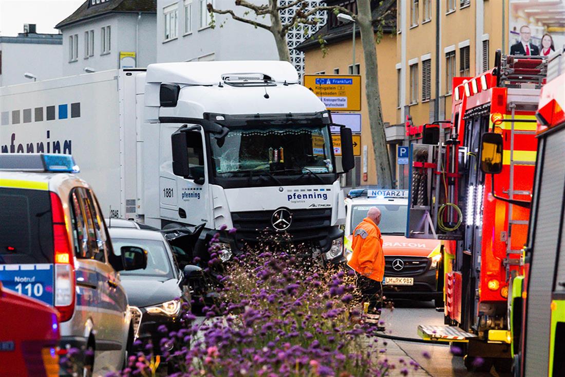 Φορτηγό - αυτοκίνητα - ατύχημα - Γερμανία