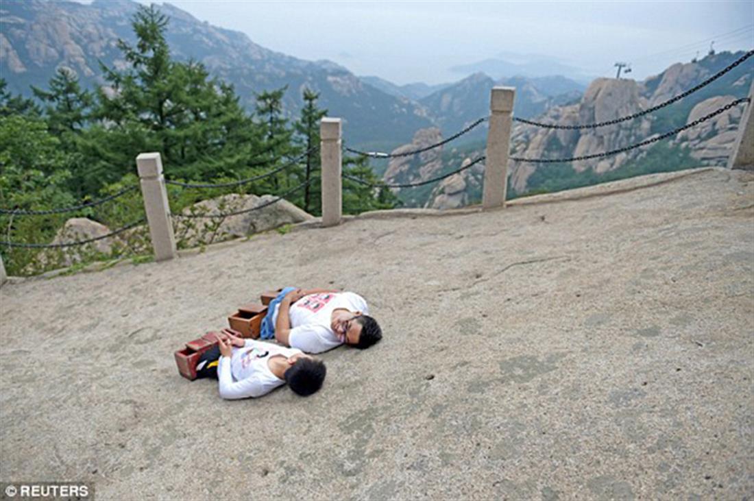 Κίνα - βουνό - ορειβάτες - ανάβαση - ακρωτηριασμένοι - πόδια