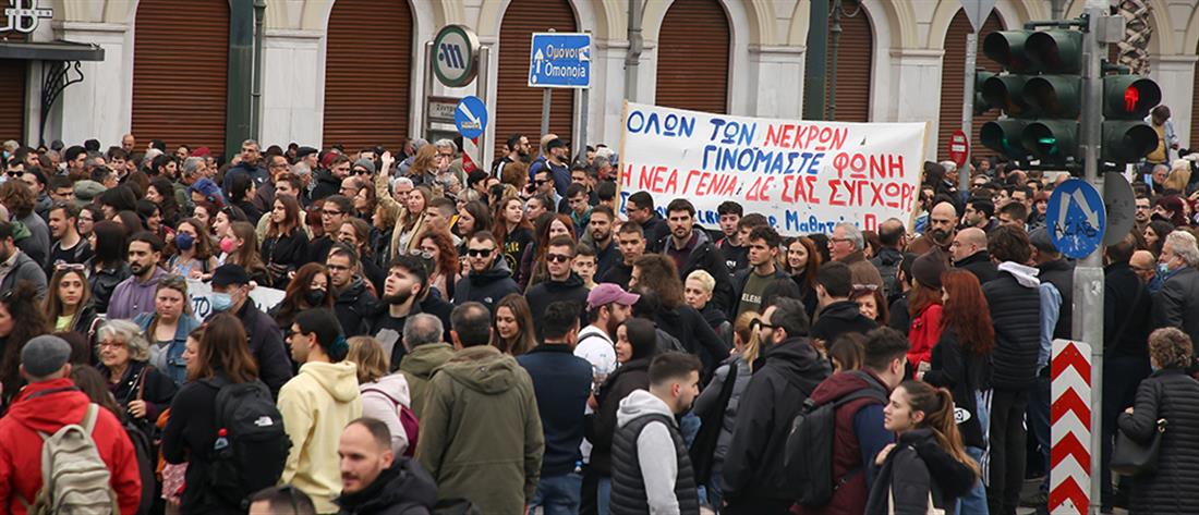 Τέμπη - Απεργία: Συγκεντρώσεις σε Σύνταγμα και Κλαυθμώνος (εικόνες)