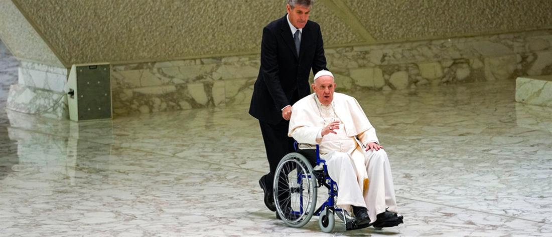 Πάπας Φραγκίσκος: για πρώτη φορά σε αναπηρικό αμαξίδιο (εικόνες)