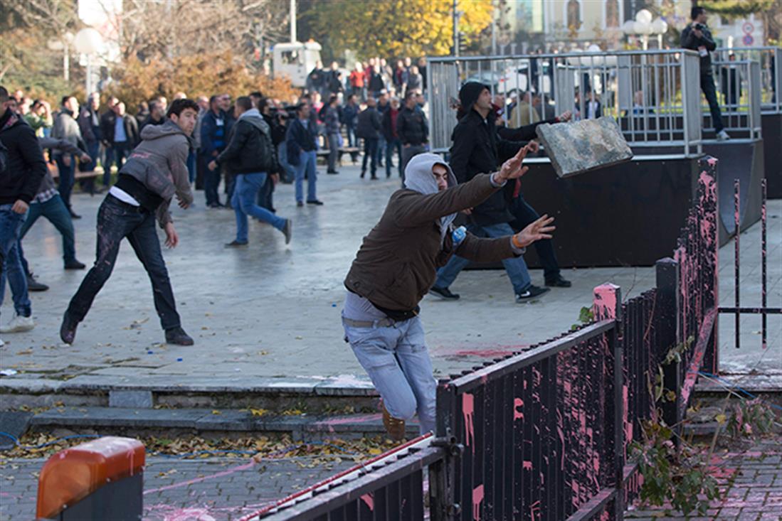 Κόσοβο - βουλή - δακρυγόνο - σπρέι πιπεριού - διαδηλώσεις - συγκρούσεις