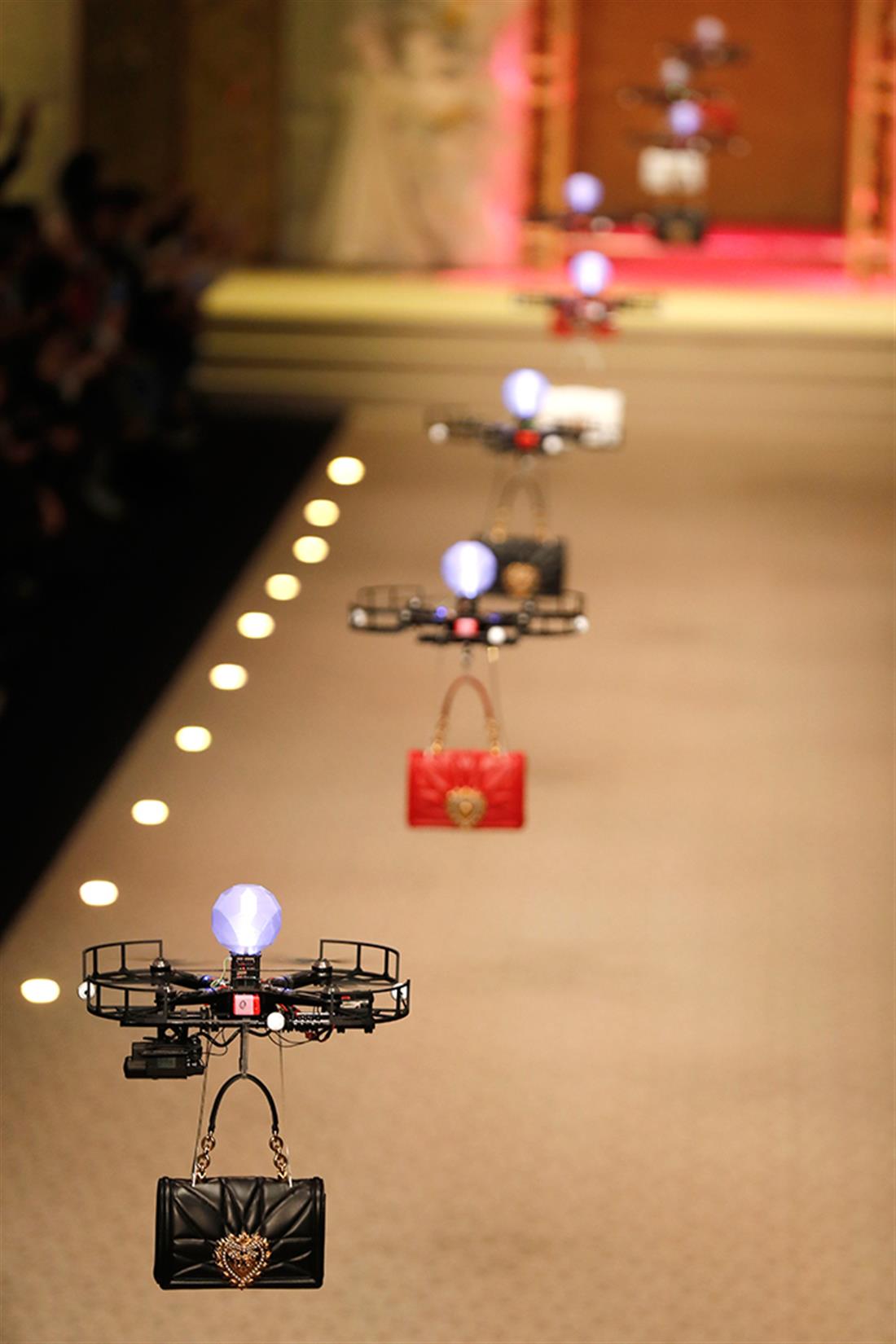 AP - Dolce & Gabbana - drones - πασαρέλα
