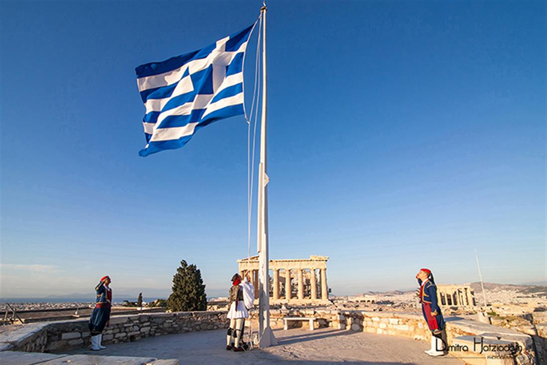 έκθεση - Εύζων - φωτογραφία - Δήμητρα Χατζηαδάμ - Πρ. Παυλόπουλος - Π. Καμμένος - Πολεμικό Μουσείο