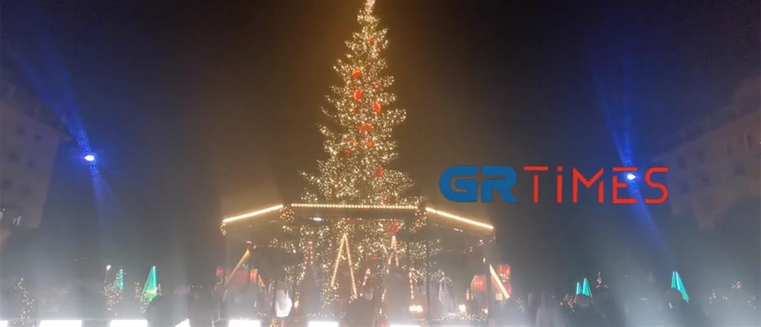 Χριστούγεννα στη Θεσσαλονίκη: Άναψε το δέντρο με χιλιάδες λαμπιόνια (εικόνες)