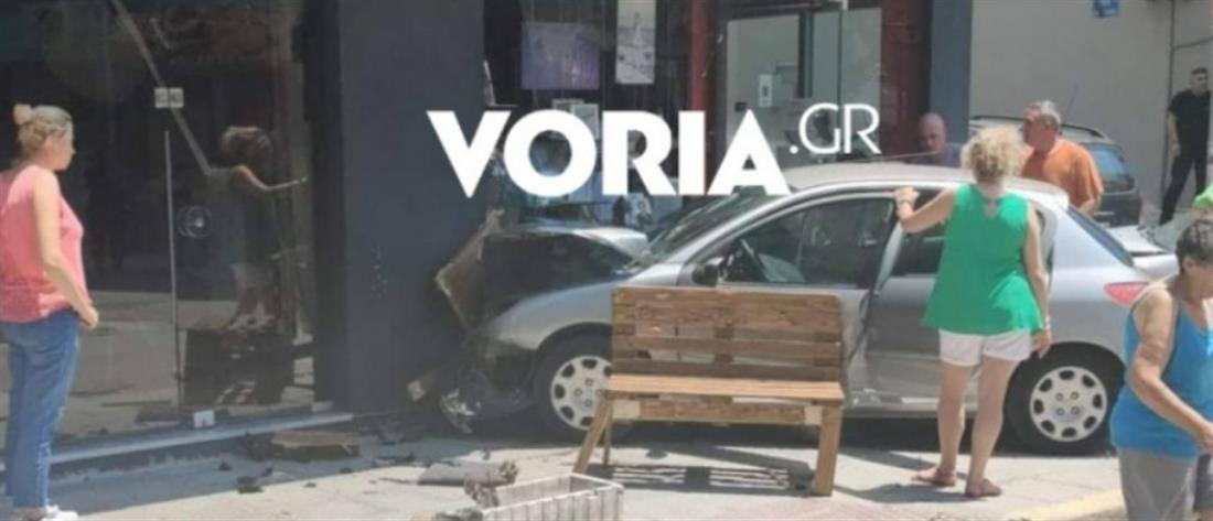 Τροχαίο - Θεσσαλονίκη: αυτοκίνητο “καρφώθηκε” σε βιτρίνα (βίντεο)