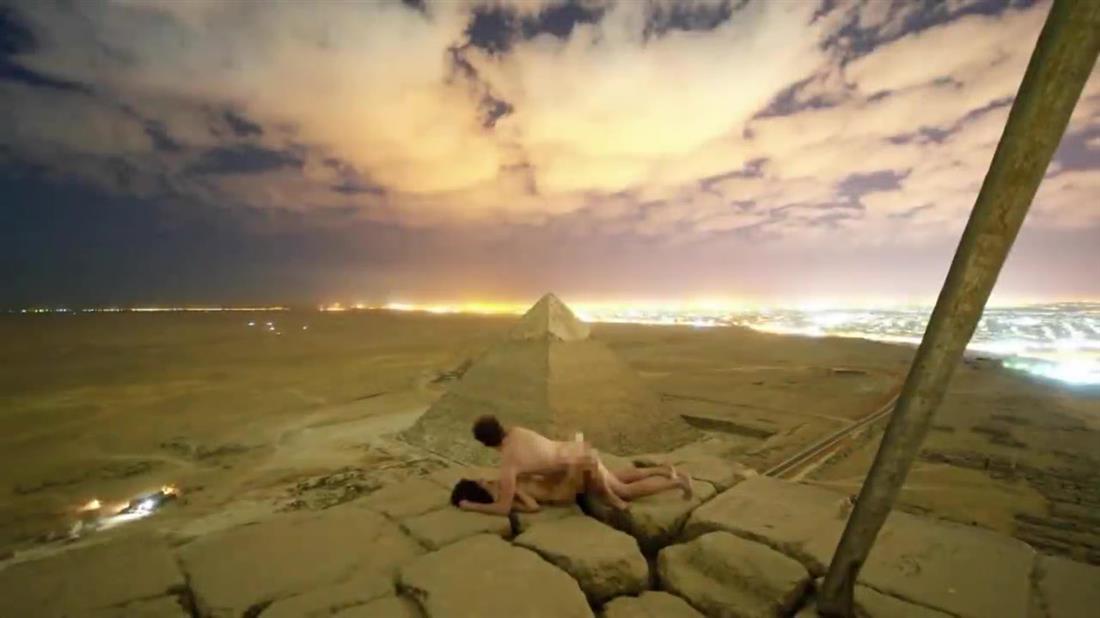 Οργή στην Αίγυπτο με το γυμνό ζευγάρι στην κορυφή της Πυραμίδας του Χέοπα