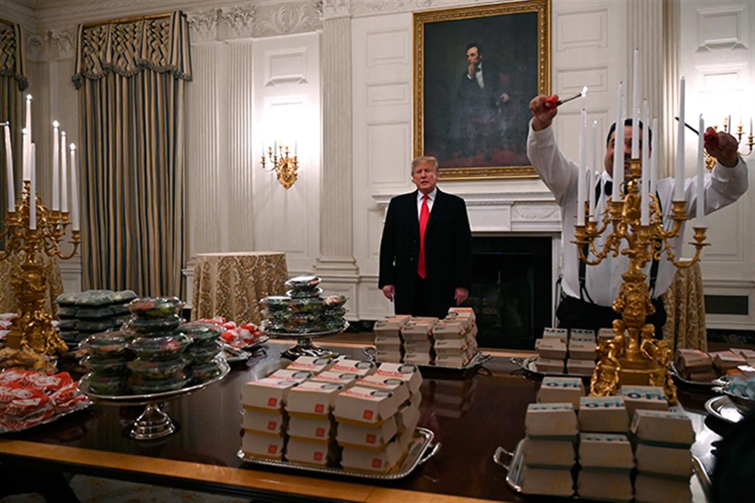 AP - τραπέζι - burger - Τραμπ - Λευκός Οίκος