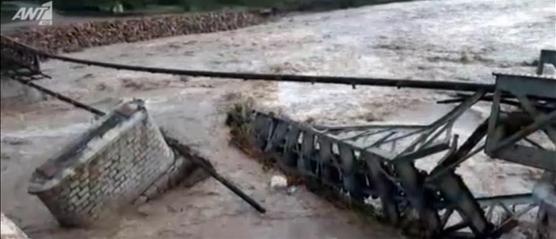 Κακοκαιρία - Εύηνος: πτώση γέφυρας του ΟΣΕ και καθίζηση στον δρόμο (εικόνες)