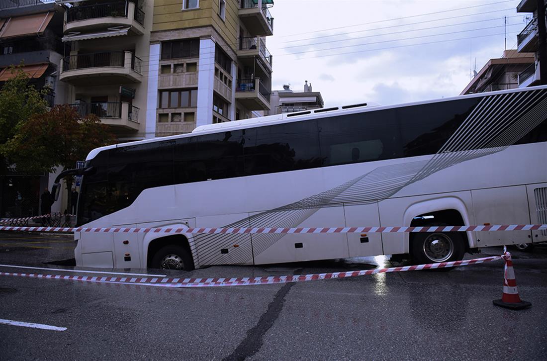 Οδόστρωμα - τρύπα - λεωφορείο - Θεσσαλονίκη
