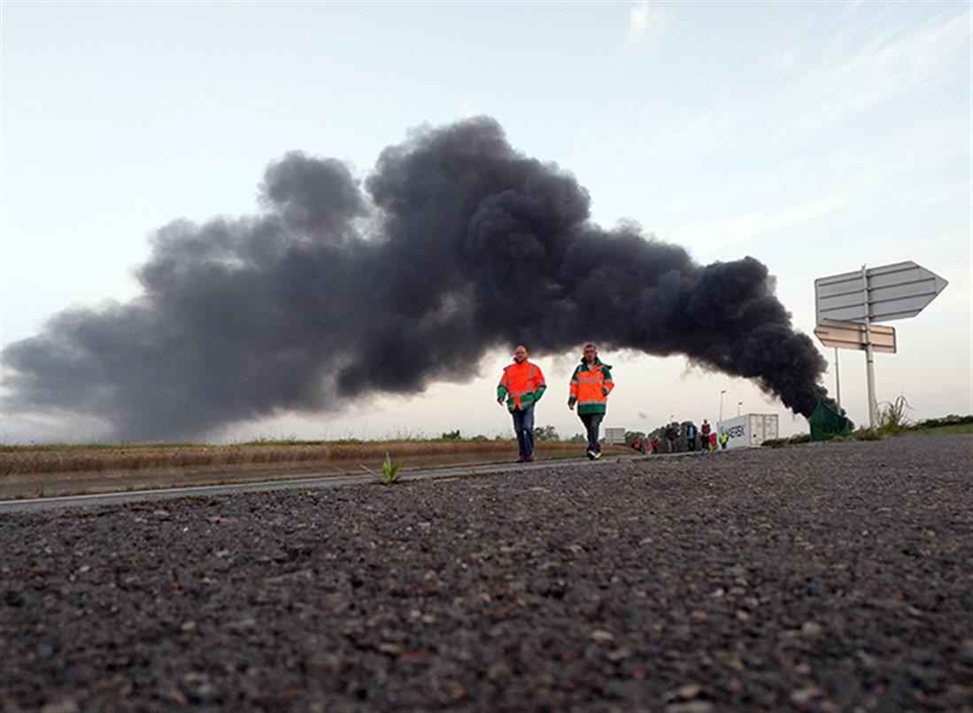 AP - Γαλλία - Χάβρη - καύση ελαστικών - απεργία