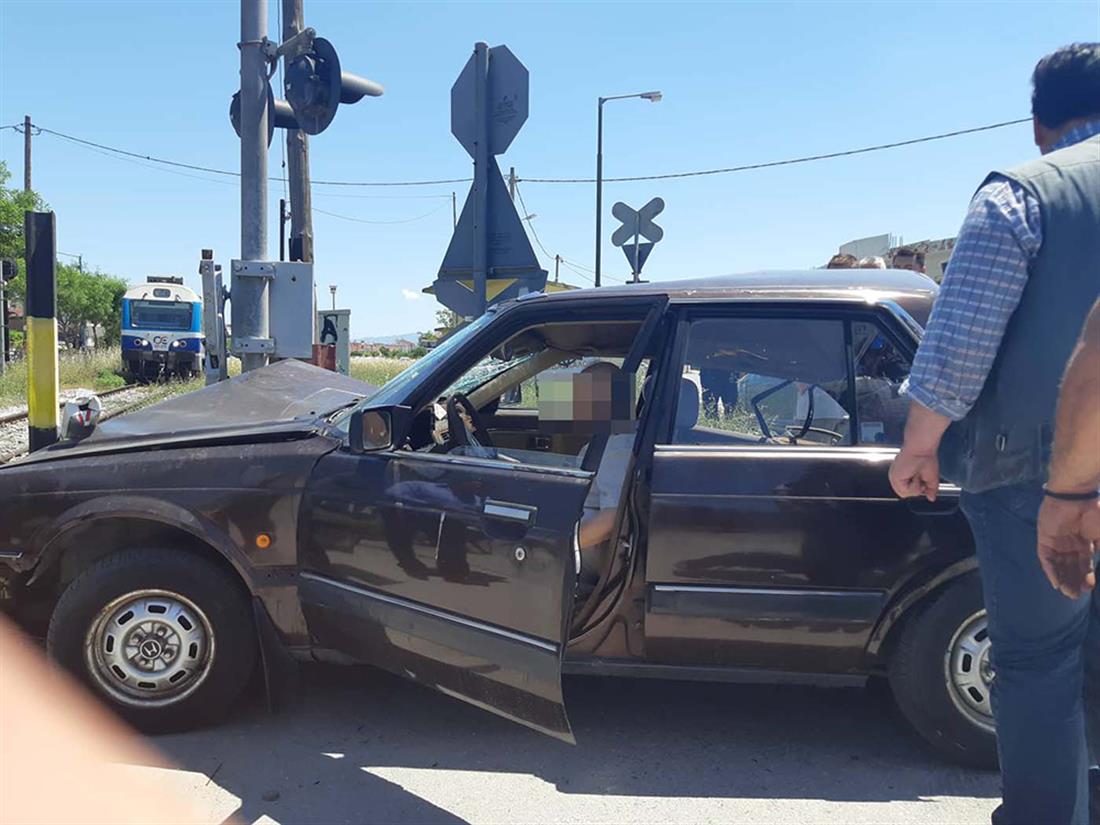 Τρένο - αυτοκίνητο - τροχαίο ατύχημα - Λάρισσα