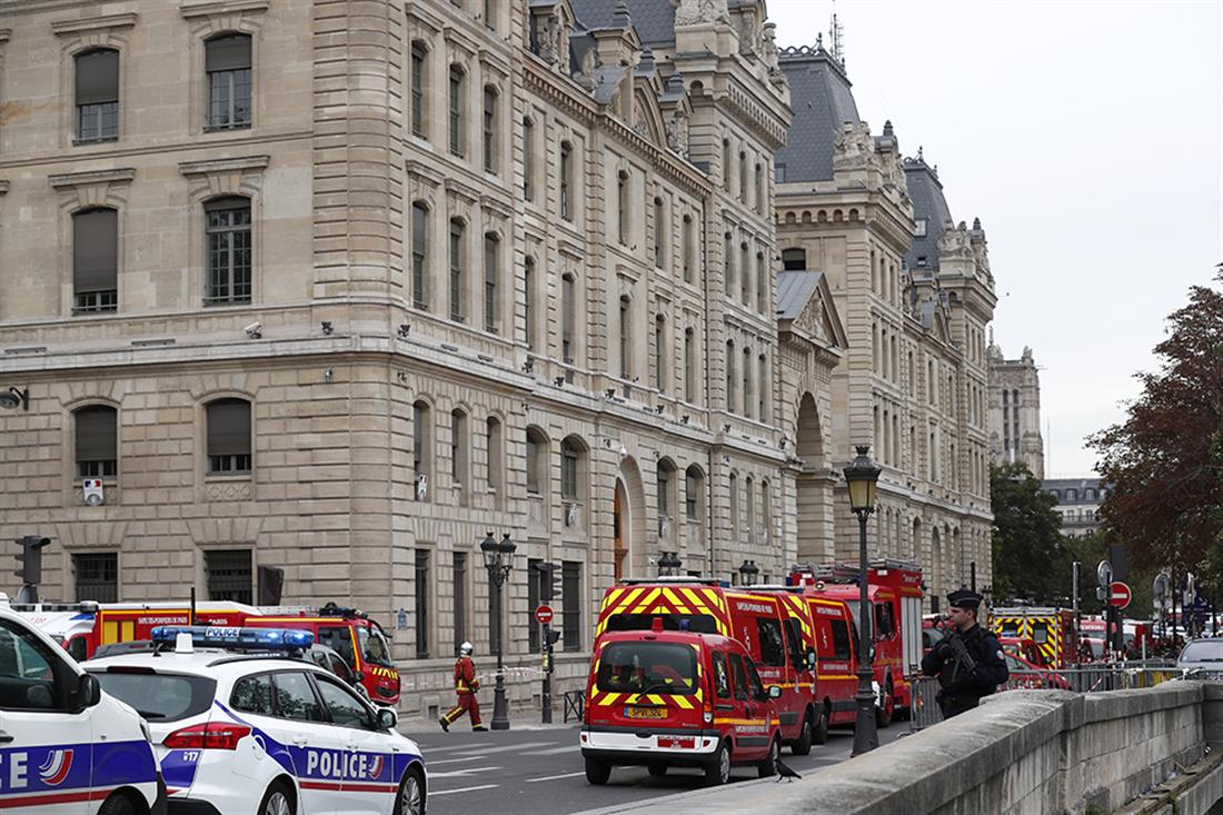 Επίθεση με μαχαίρι - αστυνομία - Παρίσι