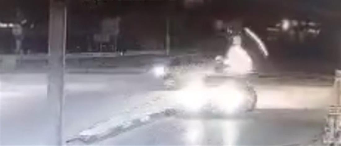 Πάτρα: Αυτοκίνητο καρφώθηκε με μεγάλη ταχύτητα σε φανάρια (βίντεο)