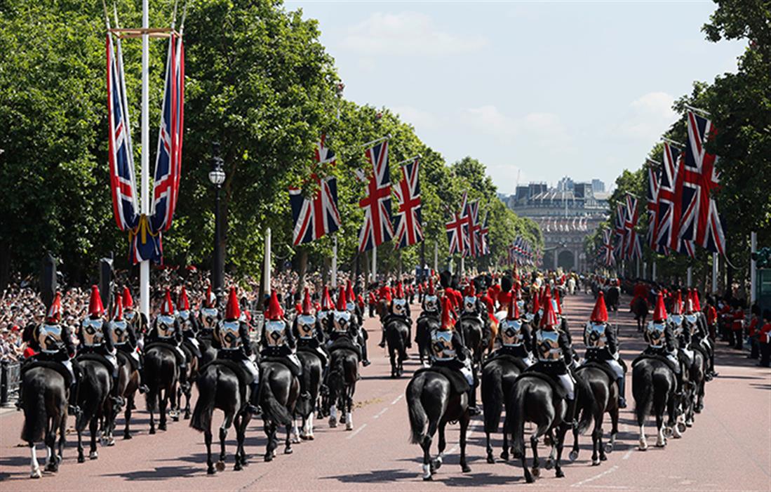 AP - Βρετανία - στρατιώτες - λιποθυμίες - υψηλές θερμοκρασίες - Γιορτή της Βασίλισσας