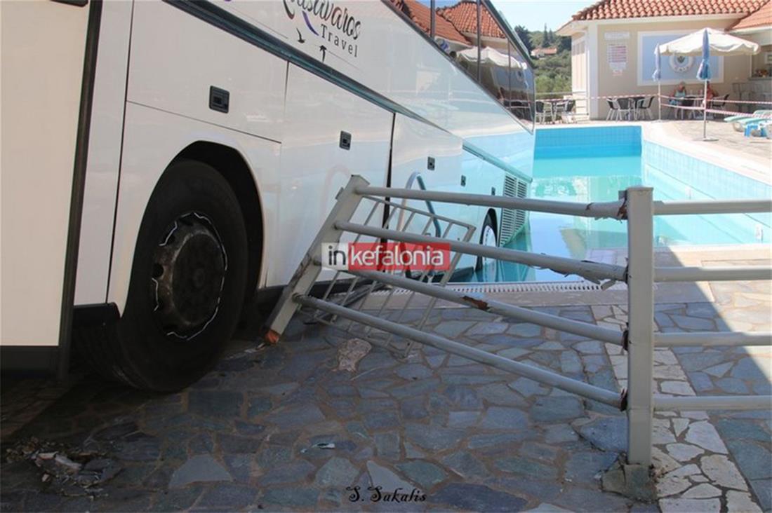 Λεωφορείο - πισίνα - ξενοδοχείο - Κεφαλονιά
