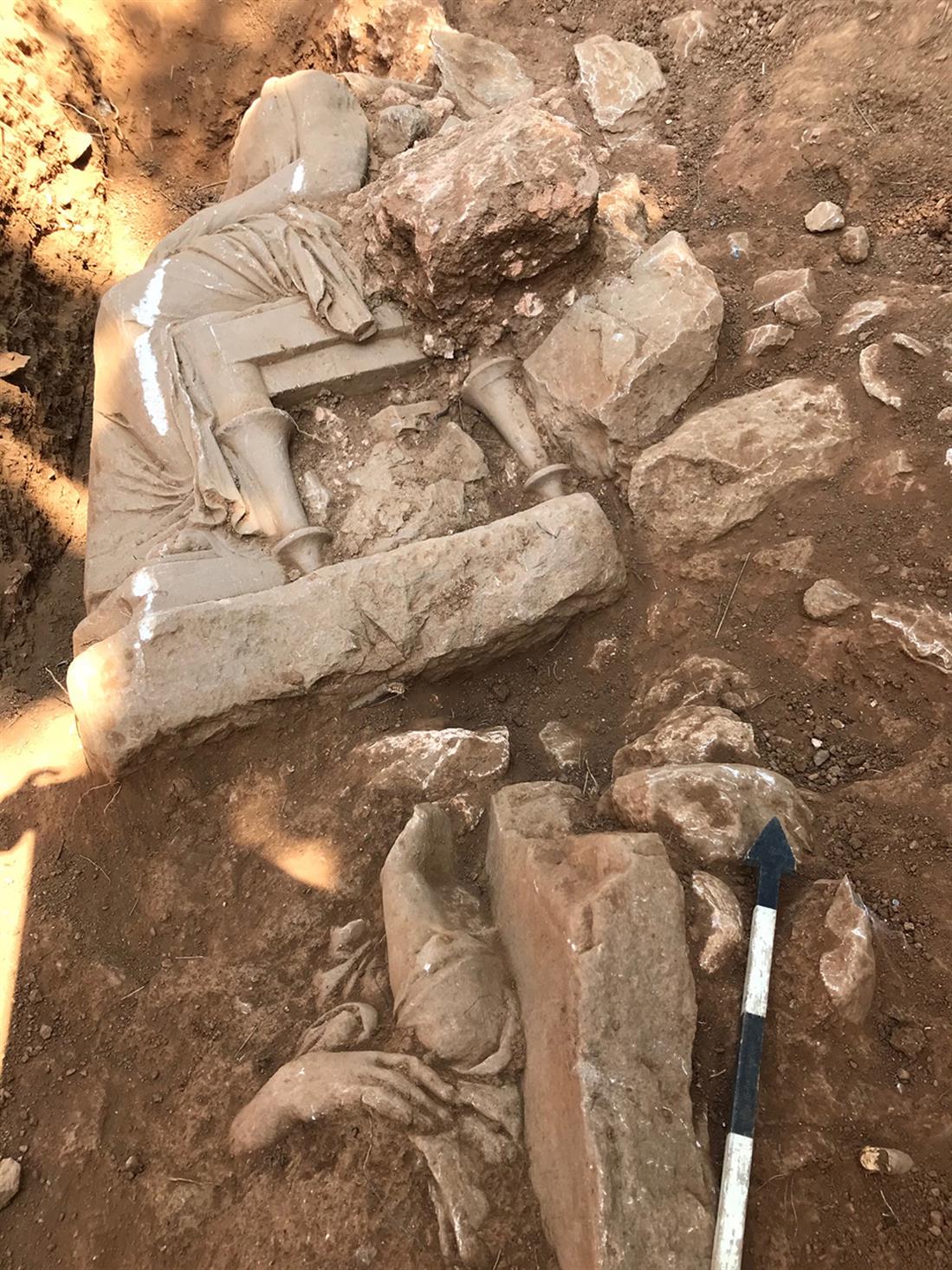 Παιανία - αρχαιολογική έρευνα - επιτύμβιο ναόσχημο μνημείο