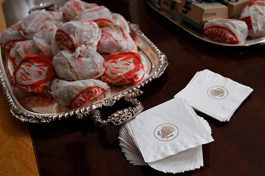 AP - τραπέζι - burger - Τραμπ - Λευκός Οίκος