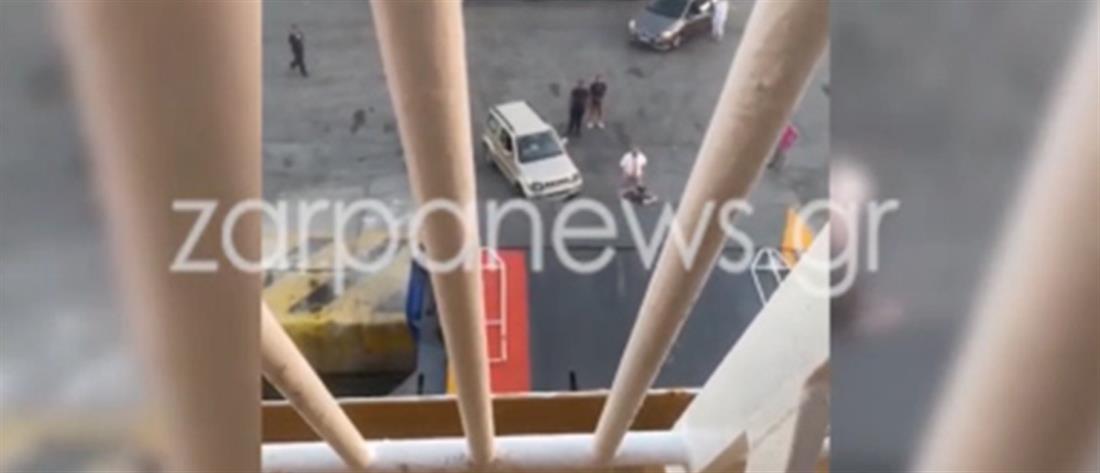 Πειραιάς: επιβάτης “γατζώθηκε” από τον καταπέλτη πλοίου για να μην το χάσει (βίντεο)