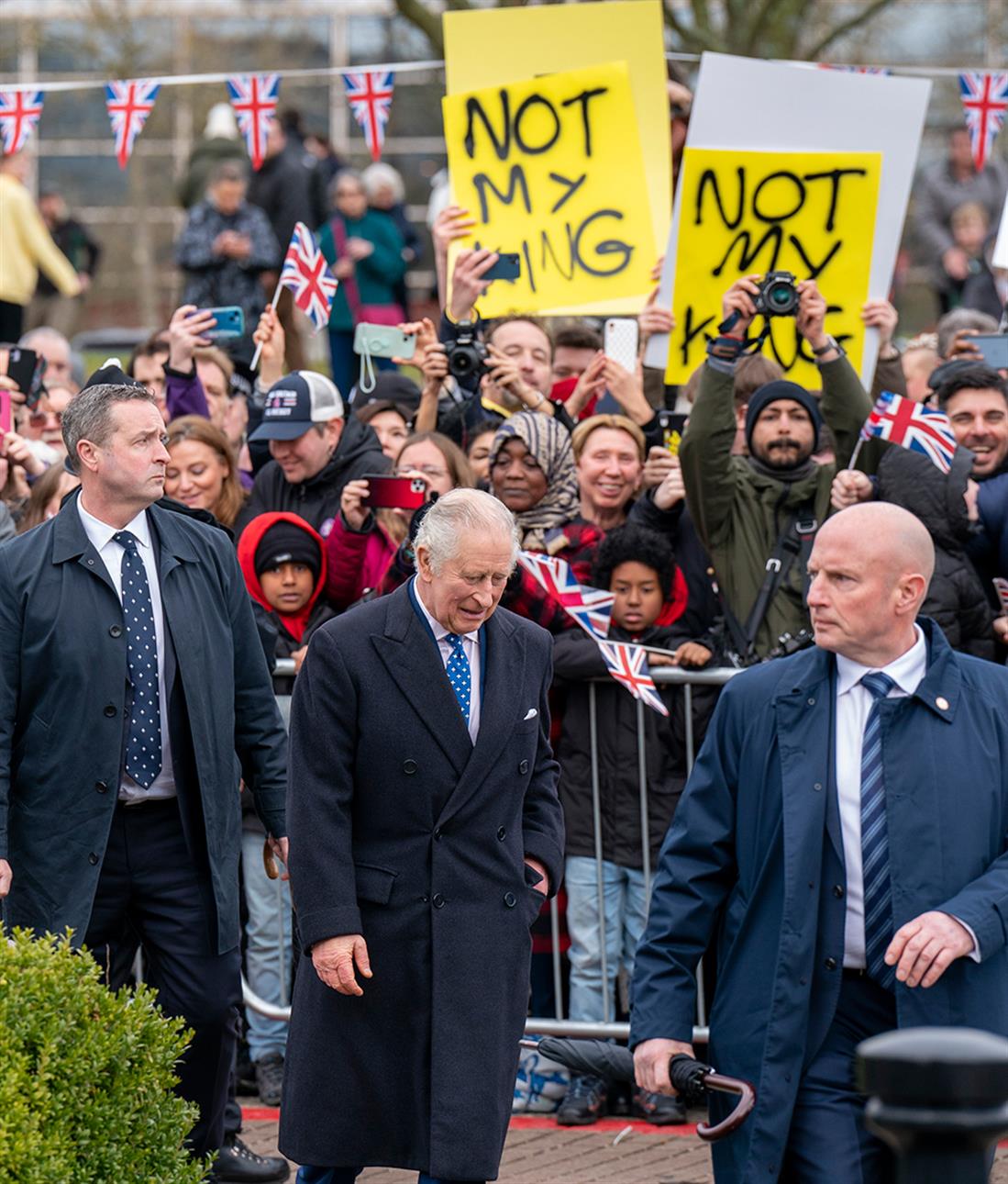 AP - Βασιλιάς Κάρολος - διαδηλωτές - Βρετανία