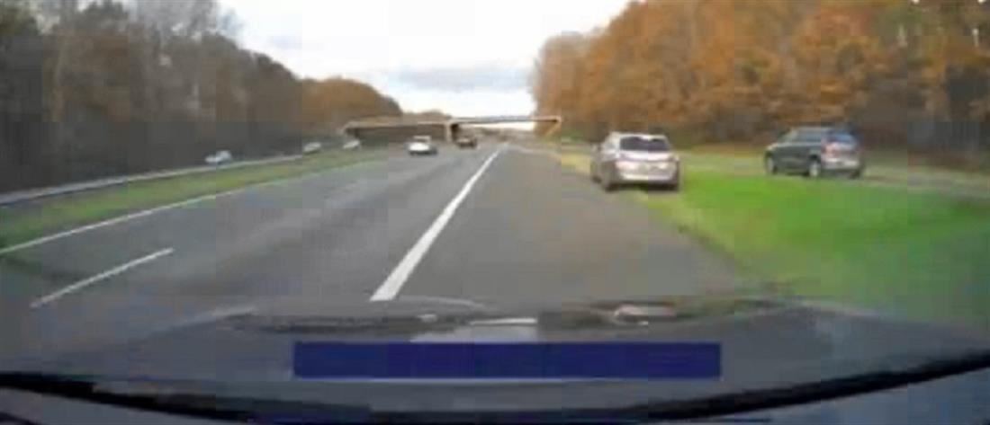 Ολλανδία: Αναίσθητη οδηγός σε αυτοκινητόδρομο (βίντεο)