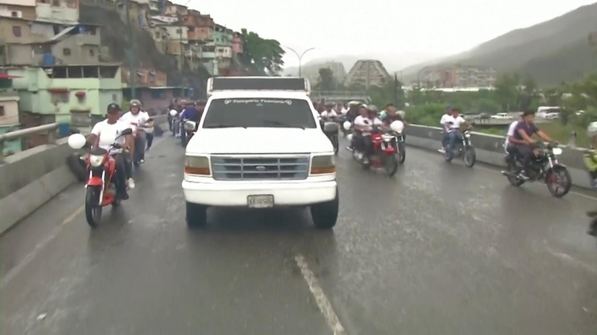 Βενεζουέλα - Κηδεία: Εκατοντάδες μηχανόβιοι “αποχαιρέτισαν” ανήλικο δικυκλιστή που σκοτώθηκε από πυρά αστυνομικών