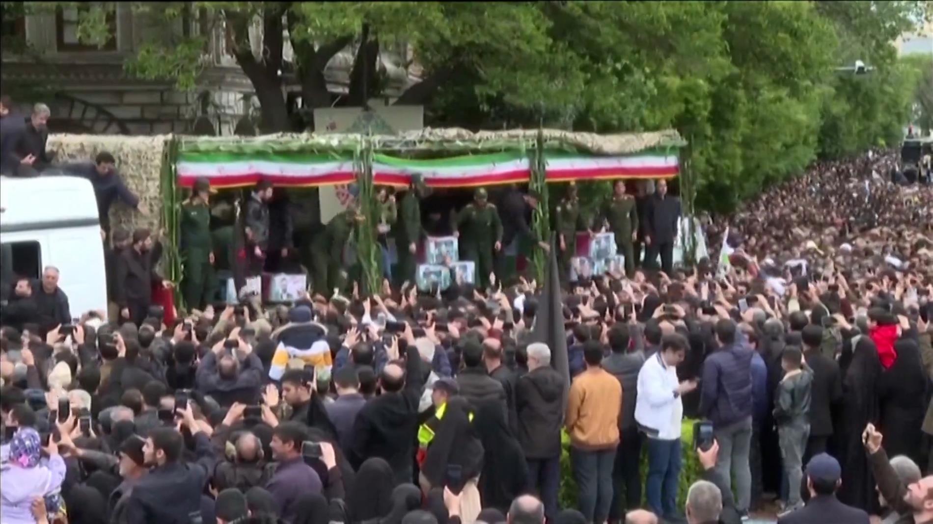 Ιράν: Θρήνος από πλήθος κόσμου, κατά την άφιξη των σορών του Πρόεδρου Ραϊσί και της συνοδείας του, για την εξόδιο ακολουθία