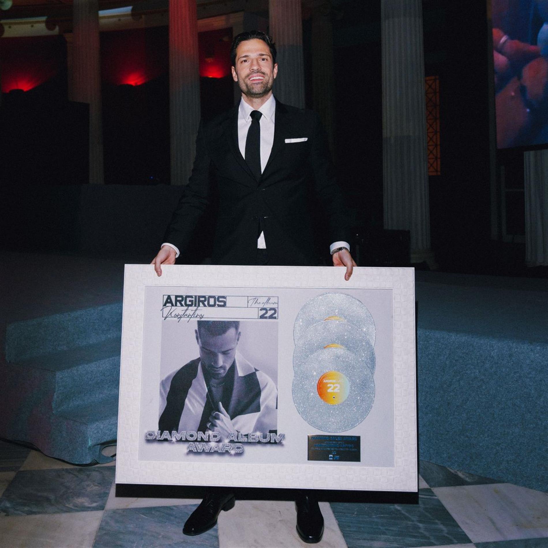 Κωνσταντίνος Αργυρός: Η λαμπερή απονομή στο Ζάππειο για το διαμαντένιο album "22"