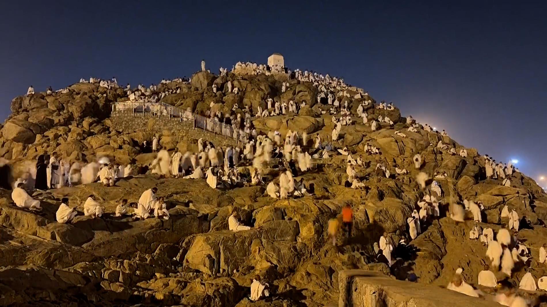 Μουσουλμάνοι προσκυνητές συγκεντρώνονται στο όρος Αραφάτ