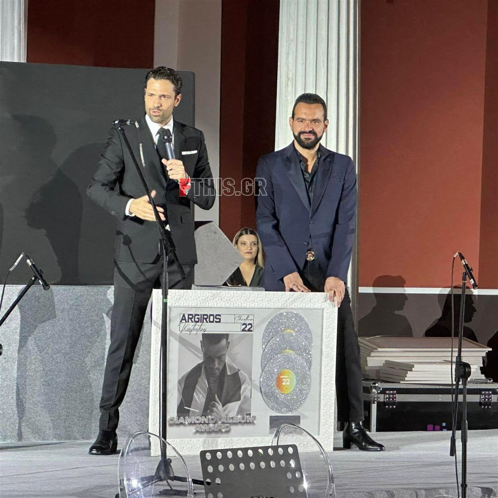 Κωνσταντίνος Αργυρός: Στο πλευρό του η Αλεξάνδρα Νίκα στην απονομή του διαμαντένιου του άλμπουμ - Αποκλειστικές Φωτογραφίες