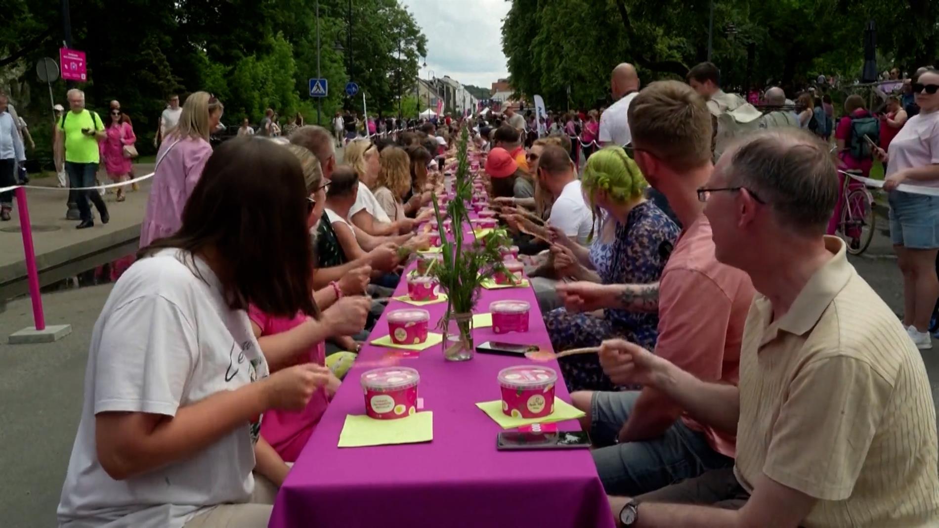 Λιθουανία: Εκατοντάδες άνθρωποι φόρεσαν ροζ και γιόρτασαν στο παραδοσιακό φεστιβάλ παντζαριού