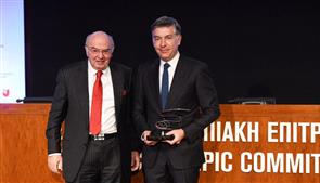 Η Ελληνική Ολυμπιακή Επιτροπή βραβεύει το Δρ. Στέφανο Χανδακά