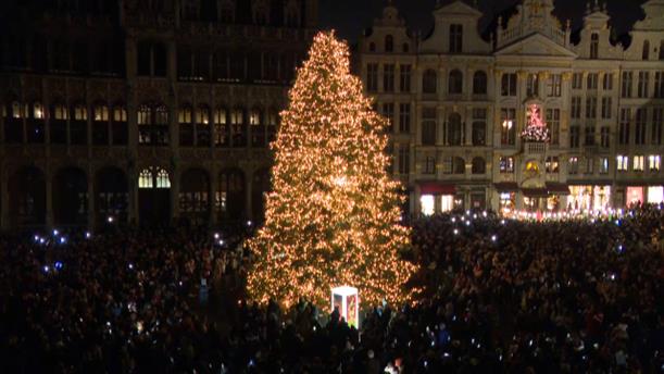 Χριστούγεννα: Οι Βρυξέλλες φώτισαν το γιγαντιαίο χριστουγεννιάτικο δέντρο στη Γκραν Πλας