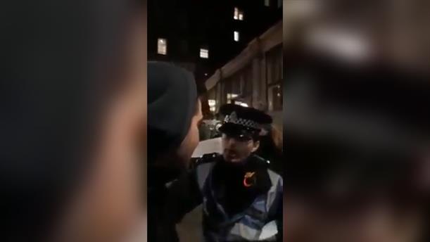 Έβρισε αστυνομικό στη Βρετανία και του απάντησε στα ελληνικά
