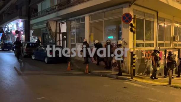 Θεσσαλονίκη: Επίθεση σε διμοιρία των ΜΑΤ με πυροτεχνήματα και πέτρες