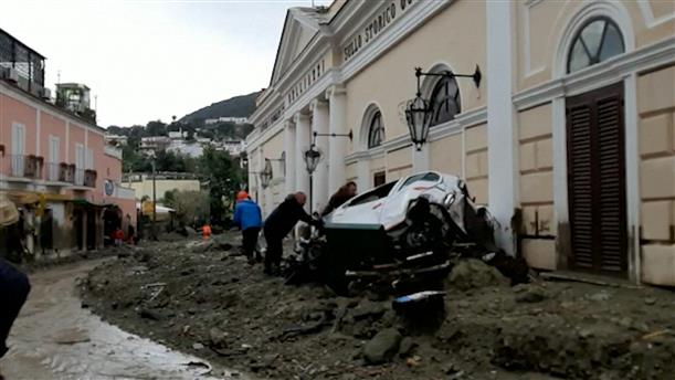 Ιταλία - Κατολίσθηση: Δρόμοι καλυμμένοι από λάσπη στο νησί Ίσκια