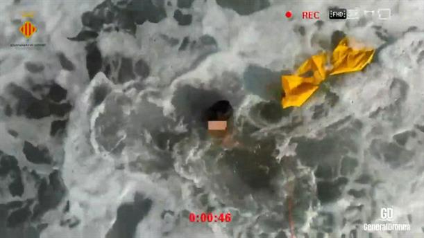 Drone... ναυαγοσώστης σώζει παιδί που κινδύνευε να πνιγεί στην θάλασσα