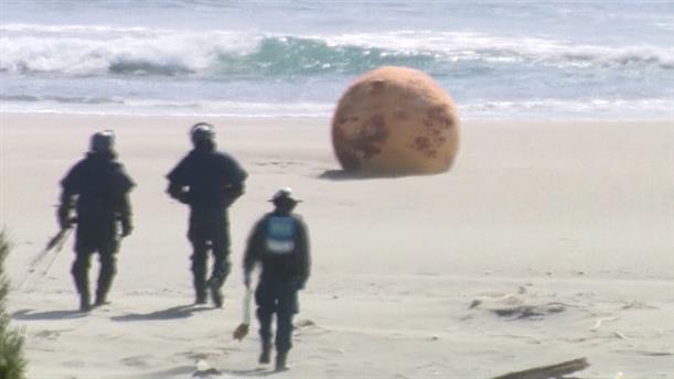 Ιαπωνία: Μυστηριώδης σφαίρα ξεβράστηκε σε παραλία