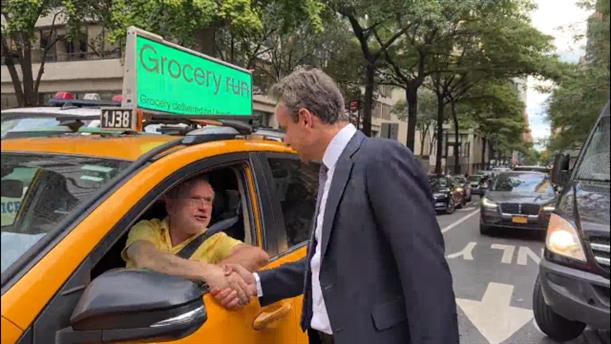 Ο Κυριάκος Μητσοτάκης συνομιλεί με Έλληνα οδηγό ταξί στη Νέα Υόρκη