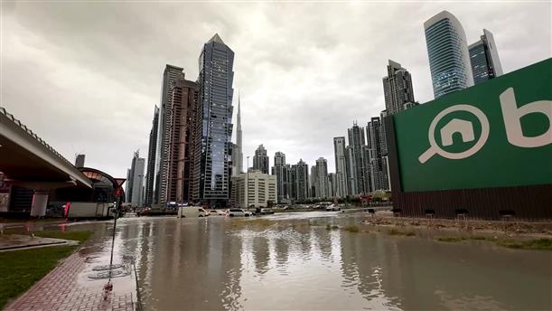 Πλημμύρες στο Ντουμπάι από τις σφοδρές νεροποντές